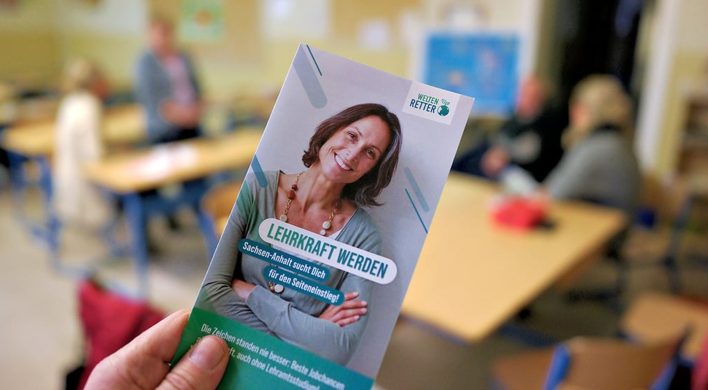 Das Land Sachsen-Anhalt wirbt mit der Kampagne „#weltenretter“ intensiv für den Lehrerberuf – hier ein Informationsflyer.  