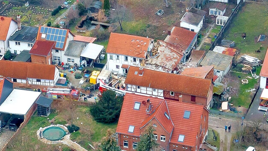 Blick von oben auf die Unglückstelle in der Kirchstraße Klein Quenstedts (Halberstadt), wo es zu einer Gasexplosion kam..
