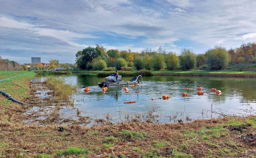 Umweltschutz Im Teich in Klein Wanzleben kommt ein Spezialgerät zum