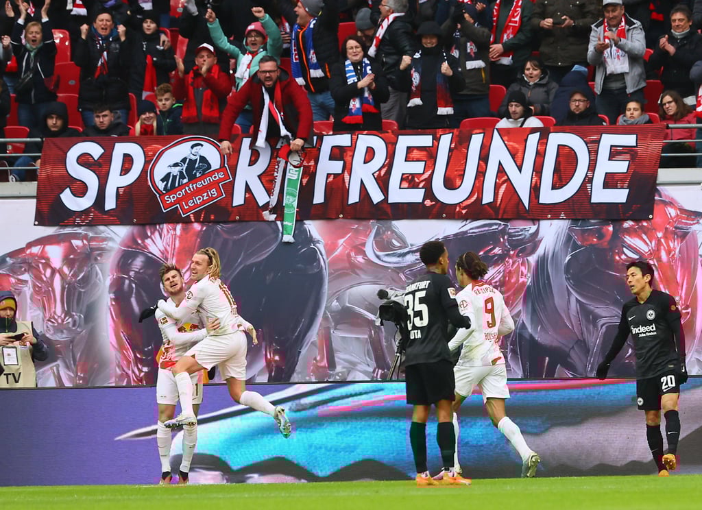 Nach dem Wiederanpfiff ist RB Leipzig Erster der Bundesliga.