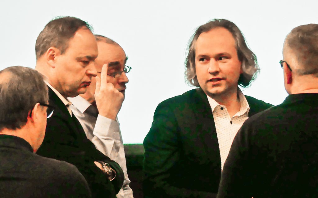 Pause nach 45 Minuten Debatte: Die CDU-Fraktion diskutiert sehr intensiv, wie mit dem eigenen Antrag weiter zu verfahren ist.