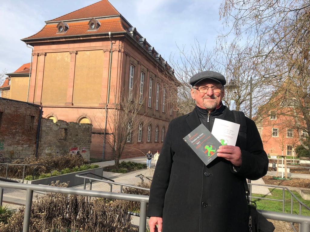 Michael Prager besuchte in seiner Jugend die Erweiterte Oberschule in Weißenfels, das heutige Goethegymnasium. Einige Erlebnisse aus dieser Zeit verarbeitete er in seinen Büchern.