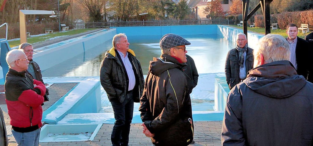 Mitarbeiter der Stadtverwaltung und Ausschussmitglieder im Wolfsberger Bad, das saniert werden soll.