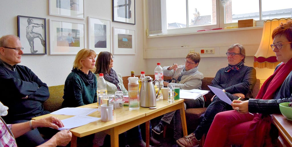 Herbert Beesten (2. v. r.) bei der Arbeit an Texten auf einem früheren Ü-50-Poetry-Slam-Workshop im Kreativzentrum in der Brandenburger Straße 9 in Magdeburg.