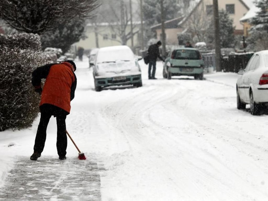 Ärger um Schneeschieben in Langendorf bei Weißenfels: Haben Anwohner im Aupitzer Weg Schnee vom Gehweg auf die Straße geschoben?