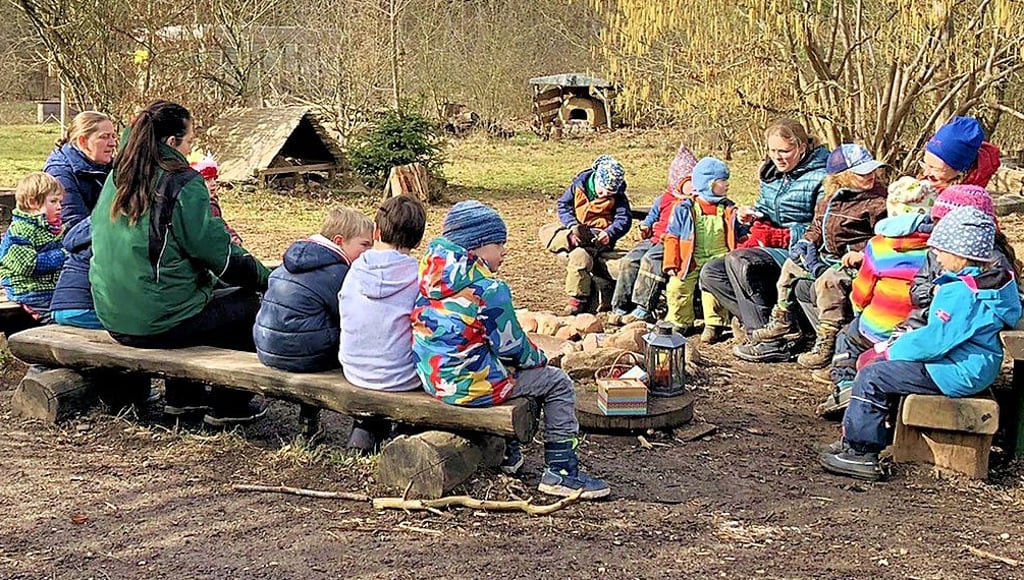 Waren das nun Federn von einer Taube oder Eichelhäher? Nach dem Morgenausflug, gibt es im Mittagskreis schon viel zu erzählen.