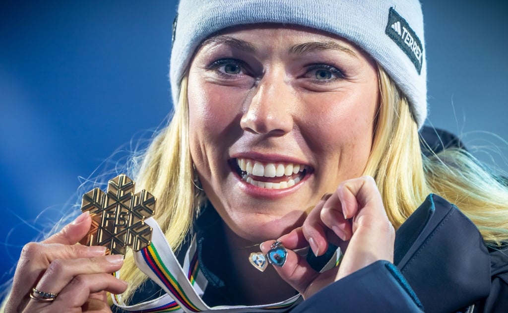 Mikaela Shiffrin zeigte bei der Siegerehrung einen Herzanhänger mit Bildern ihres tödlich verunglückten Vaters.