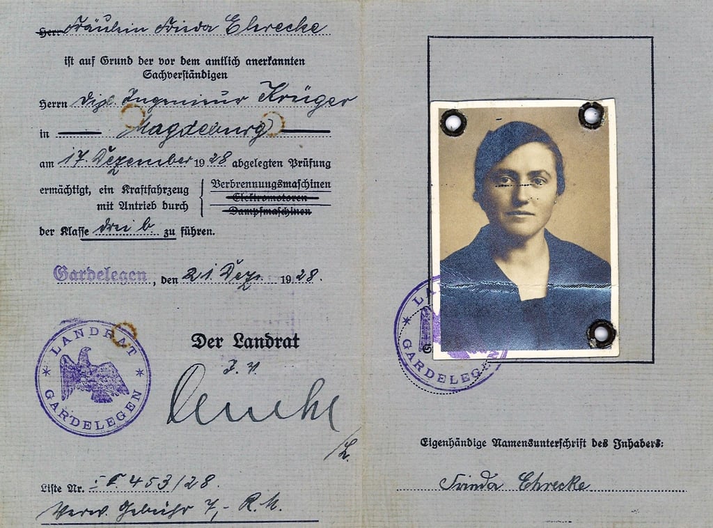 Die damals 24-jährige Frieda Ehrecke aus Letzlingen machte im dezember 1928 ihre Führerscheinprüfung und erhielt den "grauen Lappen".