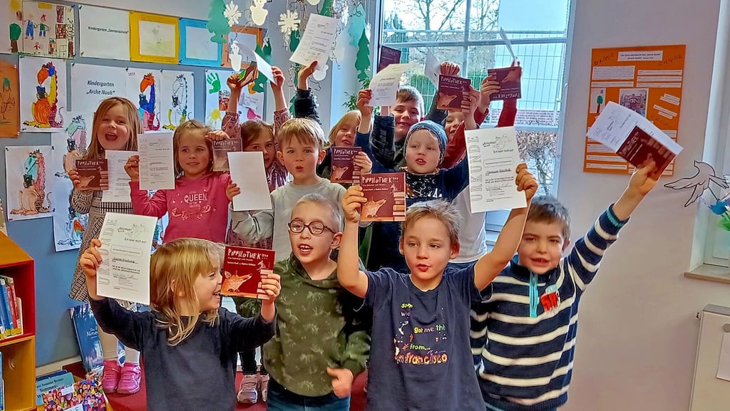 Die Mädchen und Jungen der Arche Noah freuen sich, dass sie den Bibliotheksführerschein in der sprichwörtlichen Tasche haben.
