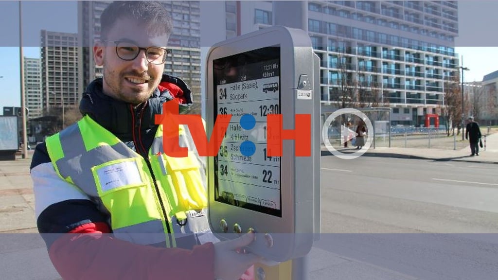 Wenn das Bussymbol auf der Anzeige erscheint, dann ist der Bus gleich da: Haltestellenmanager Maximilian Ulbricht am neuen Gerät an der Haltestelle "Am Bruchsee" in Neustadt