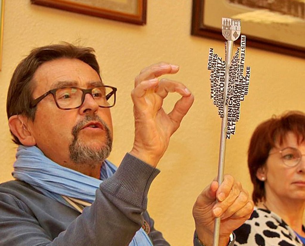 Rolf-Ulrich Otto mit dem Modell der "Stadtblume".