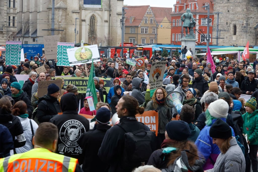Über tausend Teilnehmer versammelten sich bei der Kundgebung auf dem Markt in Halle.