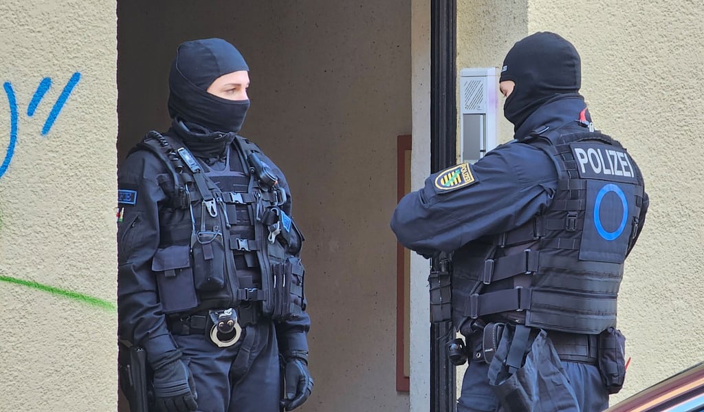 Polizisten stehen vor einem Haus im Leipziger Stadtteil Connewitz.