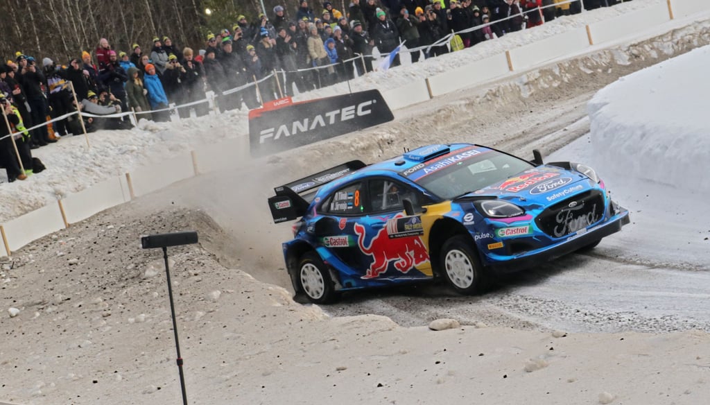 Driftendes Rallye-Auto mit Schneefahne, plus Publikum. So liebt Stephan Metzker die Motorsportfotografie. Hier erwischte er die Sieger der „Rallye Schweden“ 2023: Ott Tänak und Martin Järveoja aus Estland mit ihrem Ford Puma.