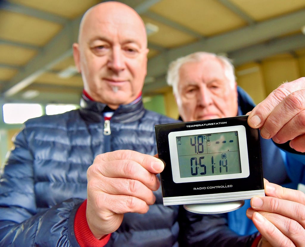 Andreas Magalowski (links) und Henning Rost vom Verein messen die Temperatur in der Halle.