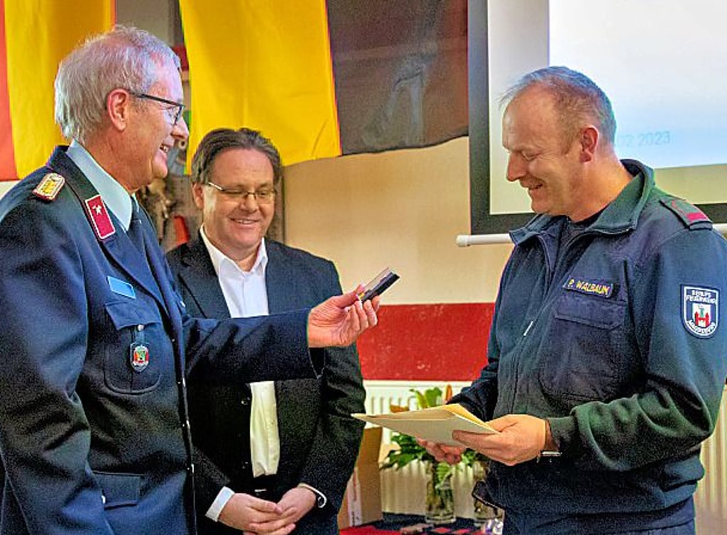 Auch Patrick Walbaum (rechts) erhielt eine Ehrung von Detlef Dübecke (links).
