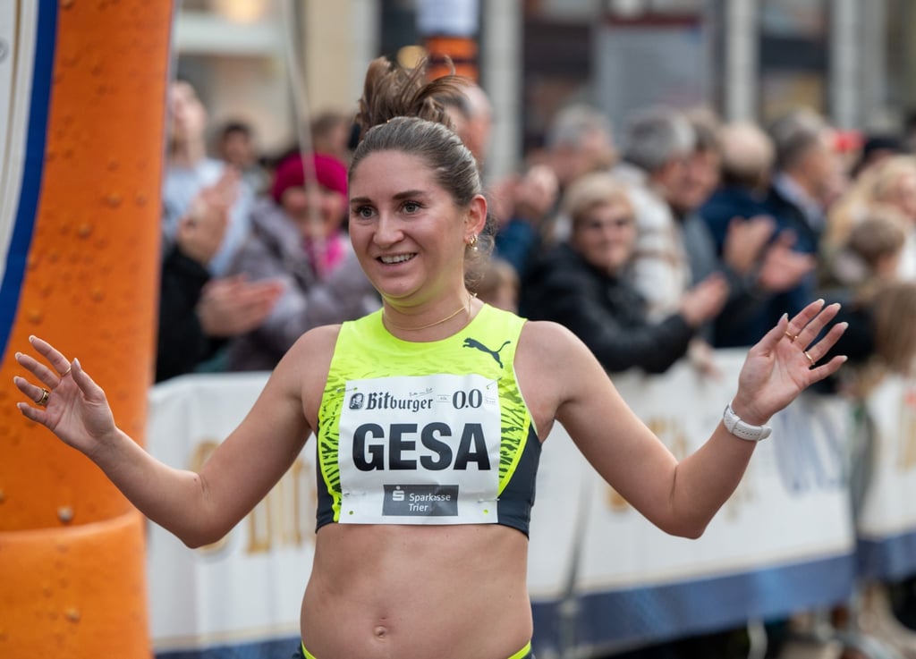 Die schwangere Gesa Krause beim Silvesterlauf in Trier.