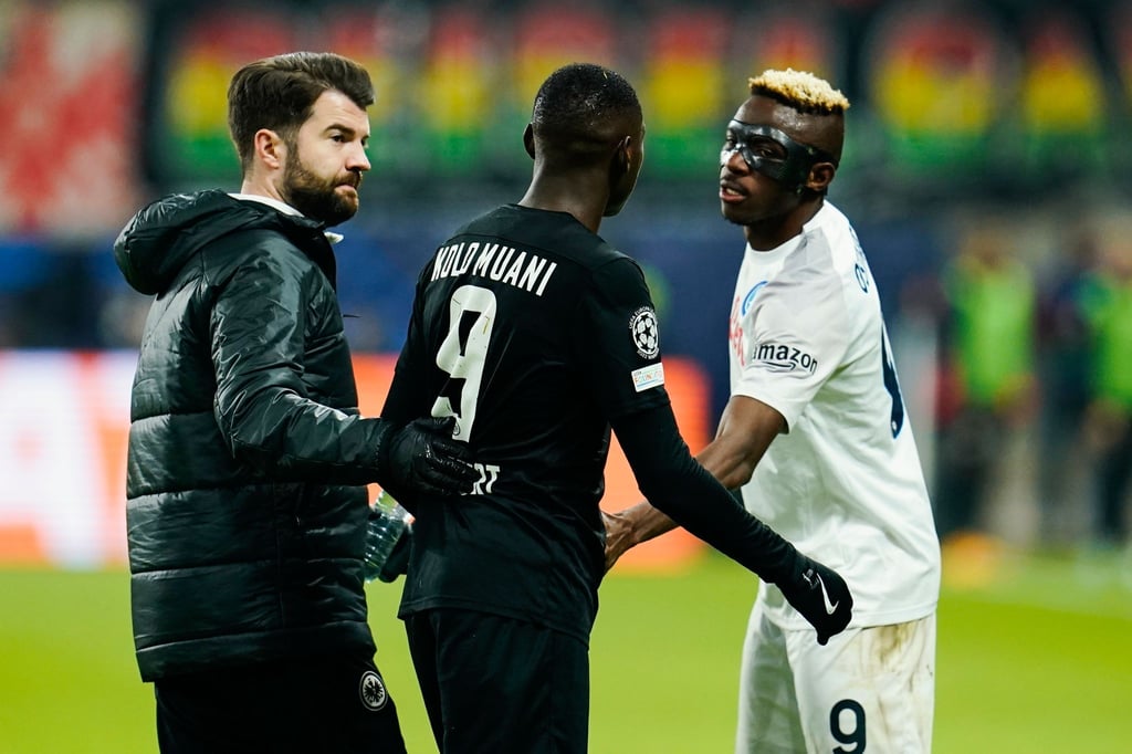 Der Frankfurter Randal Kolo Muani (M.) sah gegen Neapel die Rote Karte.