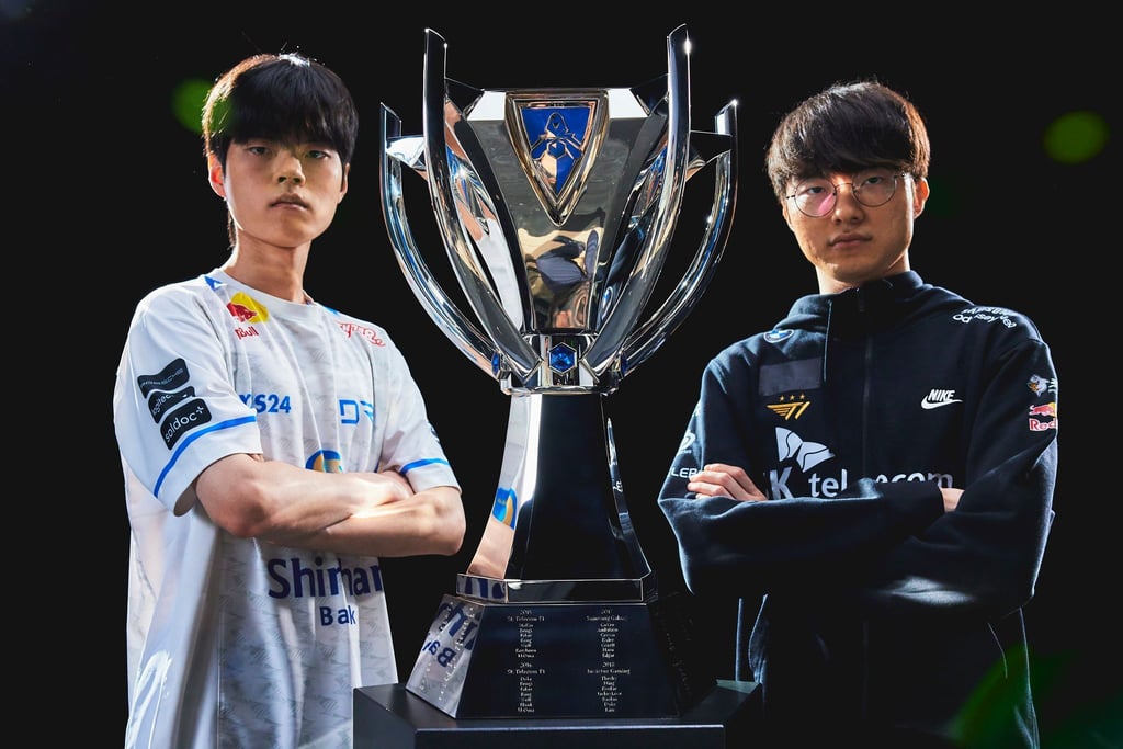 Die LoL-Stars Deft (l) und Faker haben sich 2022 mit starken Spielzügen von der Konkurrenz abgesetzt.