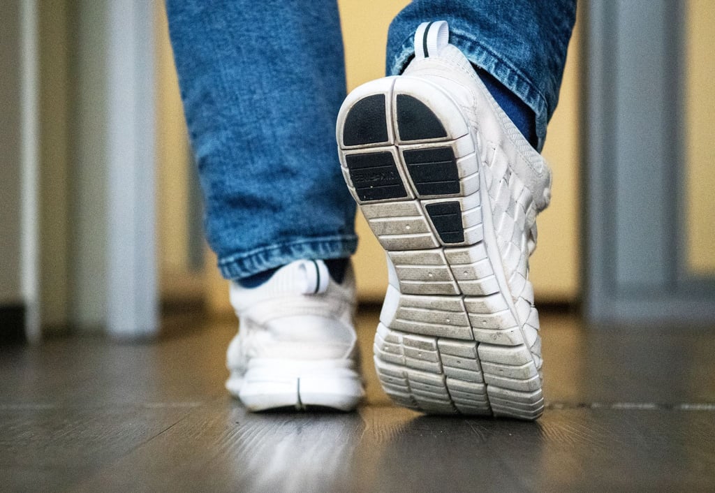 Läuft man mit einer weichen Kunststoffsohle über einen harten Boden, quietscht es ganz besonders schnell. Schuld ist die Reibung, die zwischen den beiden Materialien entsteht.