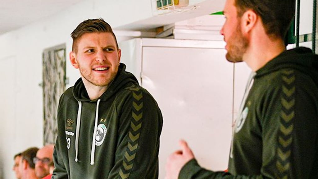 Jonas Hellmann (l.) ist bei den Panthern derzeit nur Zuschauer.