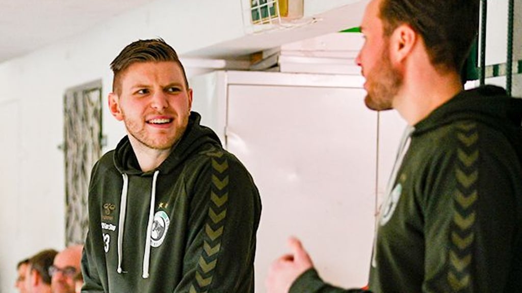 Handball Jonas Hellmann vom USV Halle ist schwer verletzt