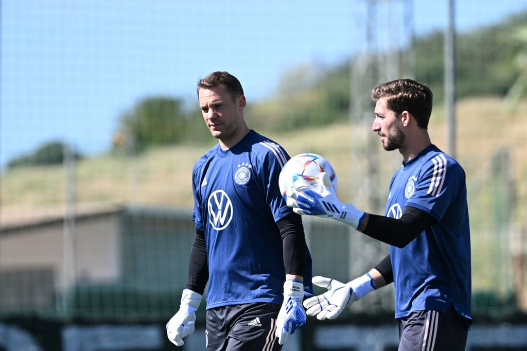 Torwart Manuel Neuer und Torwart Kevin Trapp (r) beim Training des Nationalteams.
