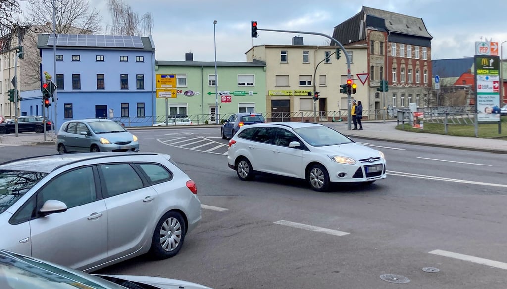 Der Einmündungsbereich Schillerstraße/Nienburger Straße in Bernburg muss im Sommer für bis zu vier Wochen gesperrt werden, weil der Wasserverband dort einen Mischwasserkanal erneuert.
