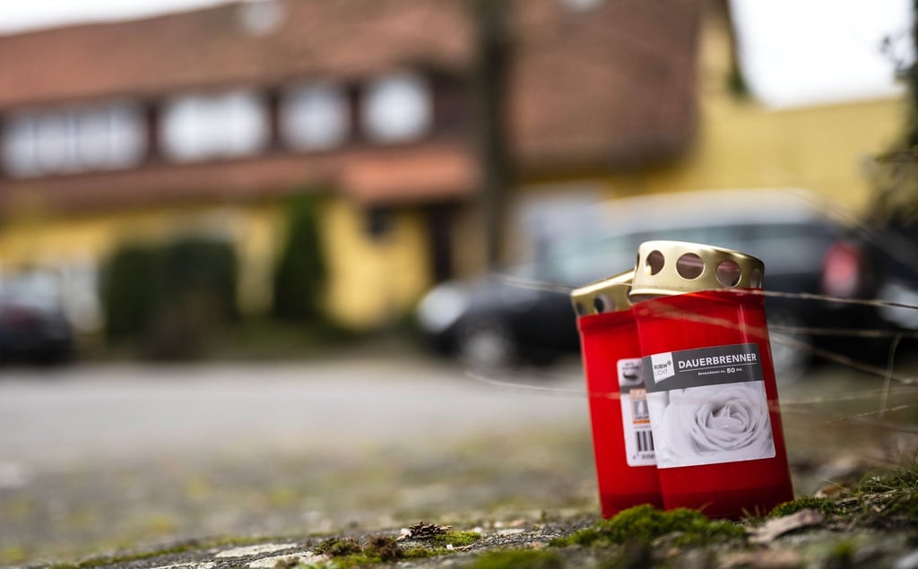Kerzen stehen in der Nähe des Tatortes.