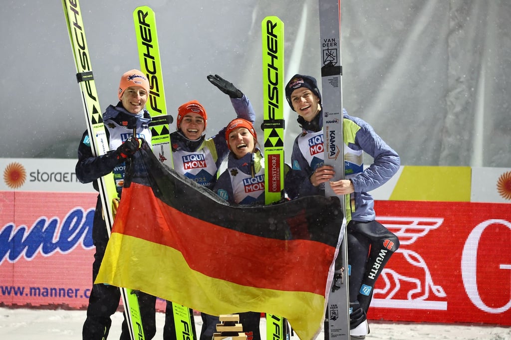 Am ersten WM-Wochenende hat das Deutsche Team furios vorgelegt: Karl Geiger (l-r), Selina Freitag, Katharina Althaus, Andreas Wellinger jubeln über Gold.