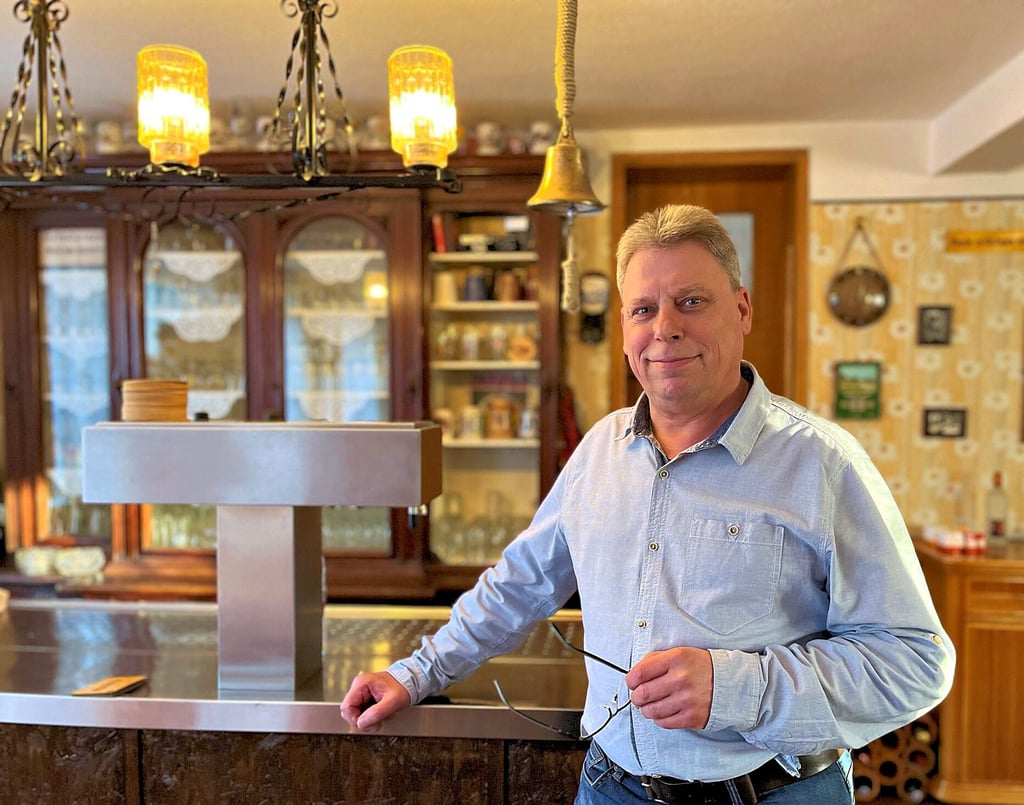 René Pforte-Borges aus Ermsleben will neuer Bürgermeister der Stadt Falkenstein/ Harz werden. Der 56-Jährige aus Ermsleben wählt für den Fototermin das Traditionslokal Café Lachmann aus.