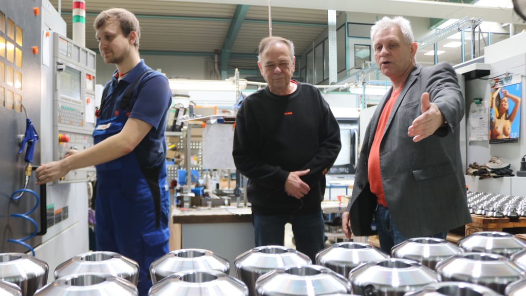 Betriebsleiter Ronald Könnecke (r.) und Dipl. Physiker Klaus Rönnebeck (M.) in der Werkhalle von Zorn Instruments in Stendal. Links: Mitarbeiter Tim Große, der Teile für Fallgewichts-Präzisionsgeräte fertigt.