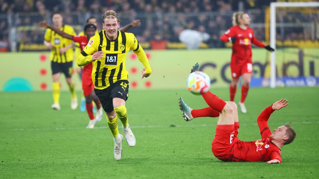 Aufs Kreuz gelegt: Marcel Halstenberg gegen Julian Brandt.