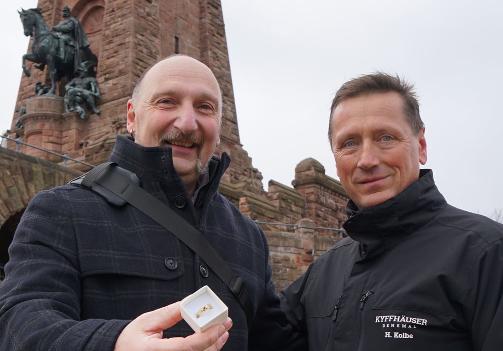 Der Magdeburger Michael Hartung, hier mit Museumsleiter Heiko Kolbe, zeigt den Ring seiner Mutter.
