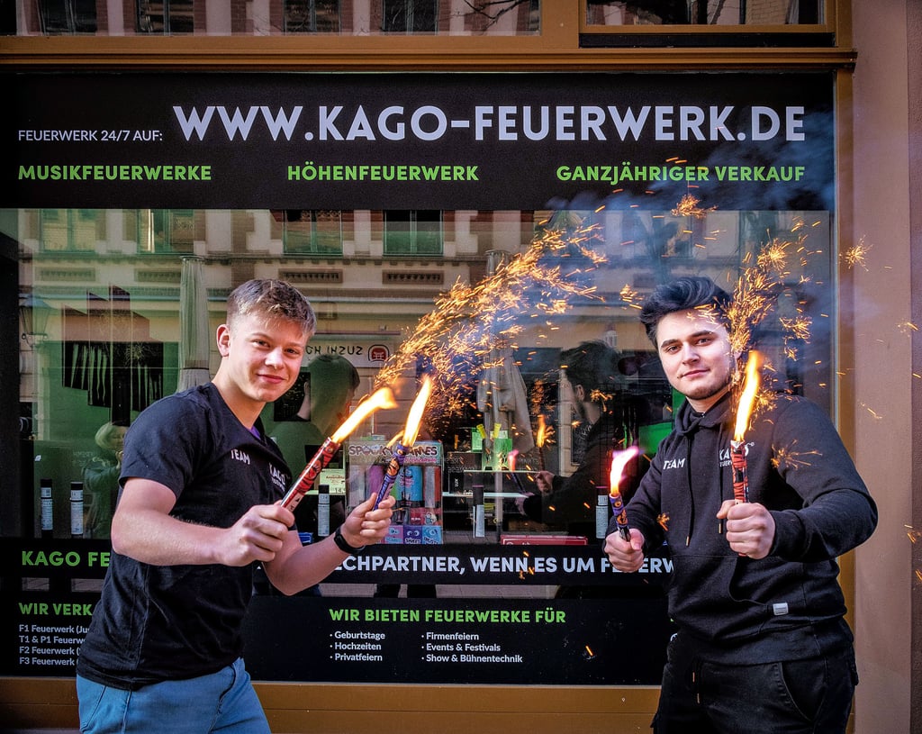 Stehen für einen Wandel in der Branche: Die beiden Schüler Vincent Gottschalk (l.) und Hannes Karnstedt vor ihrem Laden für Feuerwerk in der Innenstadt von Halle.