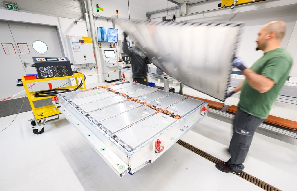 Eine ausgediente Batterie eines Elektroautos wird bei VW in Salzgitter recyclet.