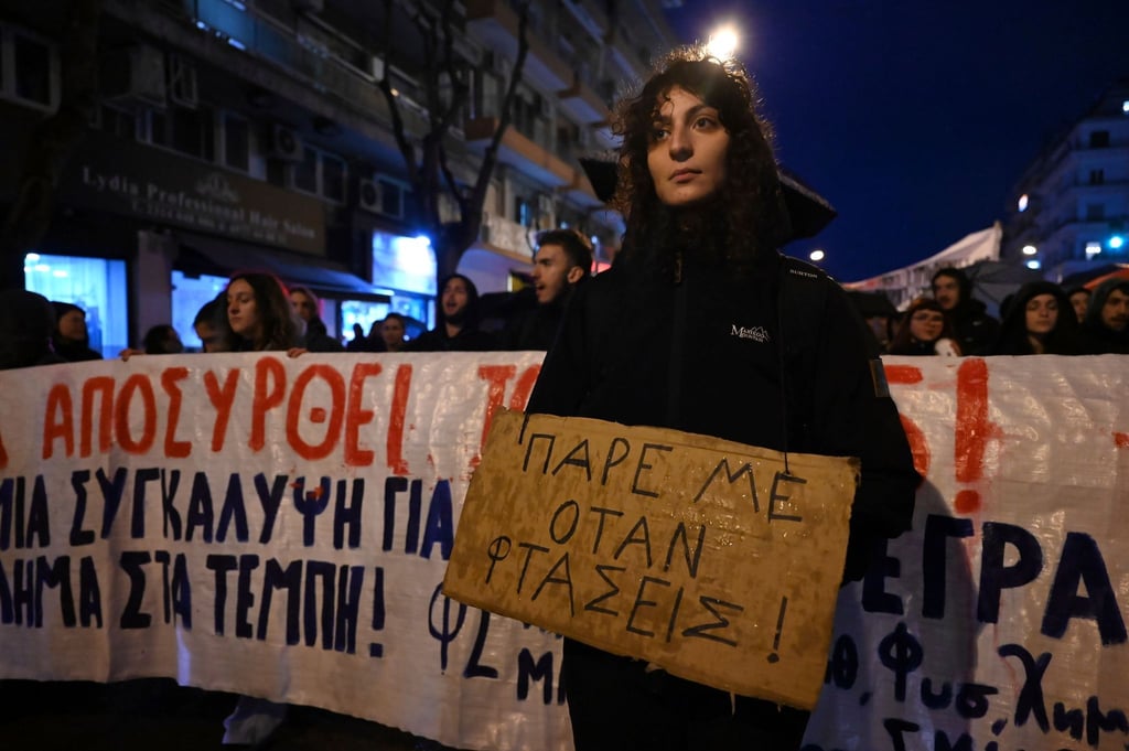 Eine Frau hält ein Plakat mit der Aufschrift „Ruf mich an, wenn du ankommst“ während einer Demonstration in Thessaloniki.