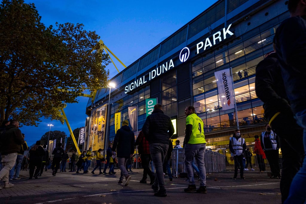 Fans vor dem Dortmunder Stadion.