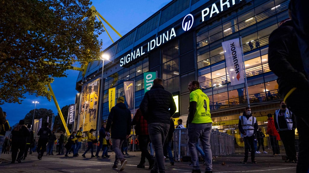 Fans vor dem Dortmunder Stadion.