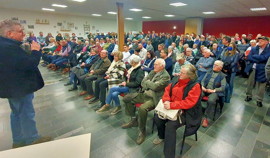 Zahlreich waren die Falkensteiner der Einladung zur Kandidatenvorstellung gefolgt. Sie saßen zum Teil auf Tischen oder mussten stehen. Von ihrer Möglichkeit Fragen zu stellen, machten sie rege Gebrauch.