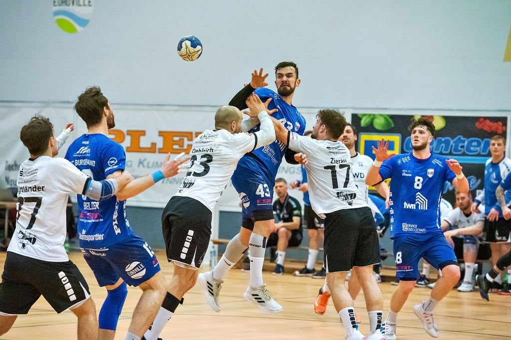 Marc Esche (Mitte), der in der Heimpartie gegen Concordia Delitzsch den Ball zu Kreisläufer Tim Bielzer abspielt, hat seinen Vertrag bei den Burgenländern bis Ende Juni 2024 verlängert. Am Samstagabend gastiert er mit dem HCB in Hermsdorf.