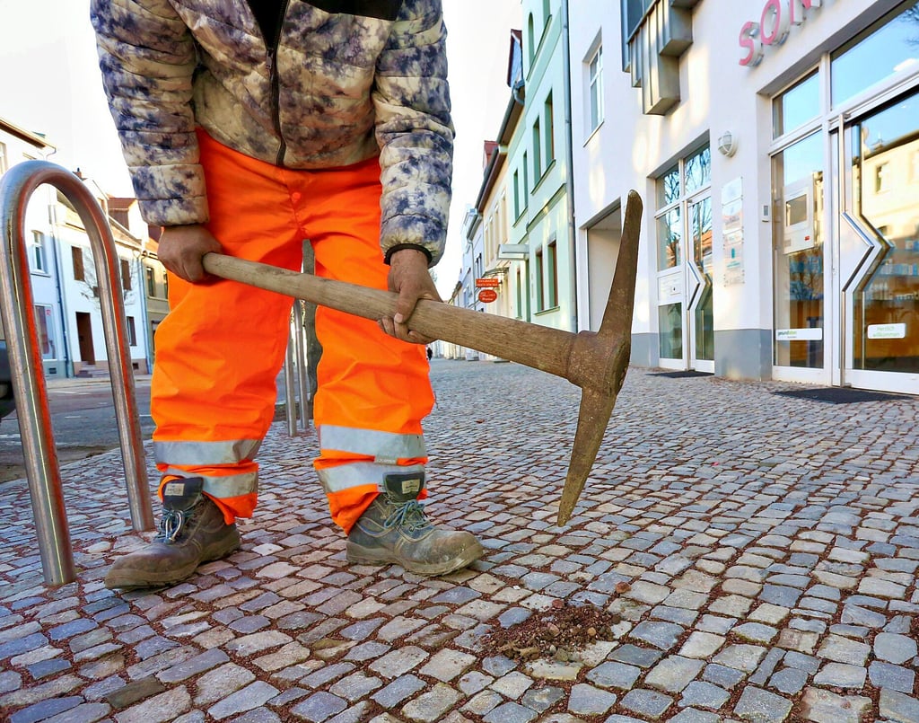 Kaum neu gepflastert, soll der Gehweg der Steinstraße erneut aufgerissen werden. Diesmal will die Telekom Glasfaserkabel verlegen.