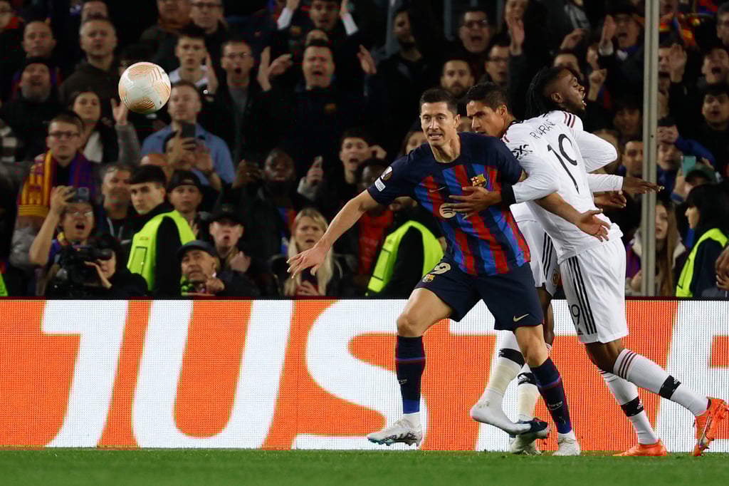 Barcelonas Robert Lewandowski (l) im Zweikampf mit Raphael Varane von Manchester United.