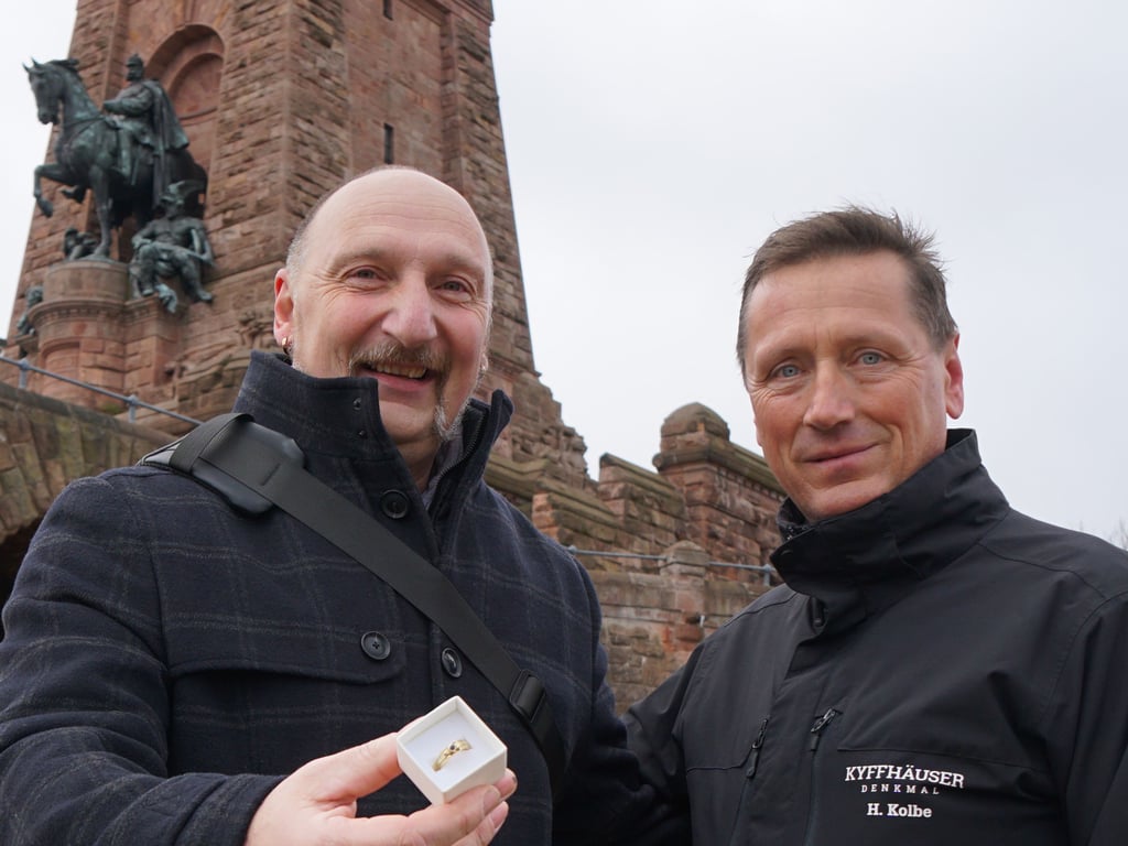 Michael Hartung, hier mit Museumsleiter Heiko Kolbe, zeigt den Ring seiner Mutter.