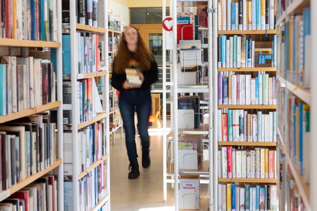 Eine Frau betrachtet das Angebot in der Stadt- und Kreisbibliothek Zella-Mehlis.