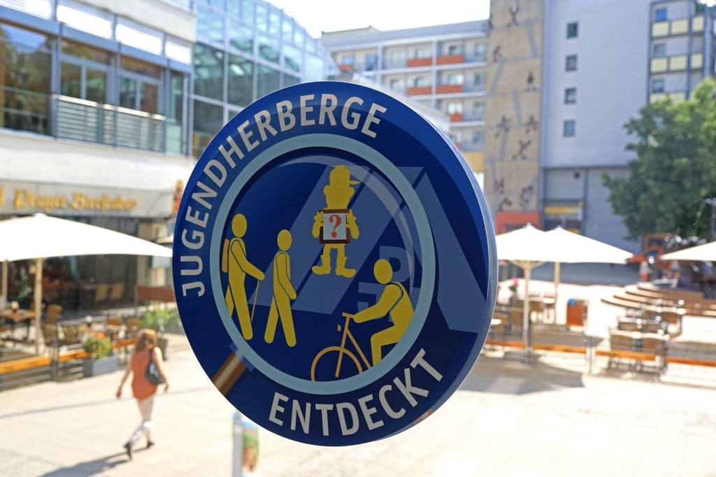 Ein Aufkleber "Jugendherberge Entdeckt" klebt am Fenster der Jugendherberge Magdeburg.