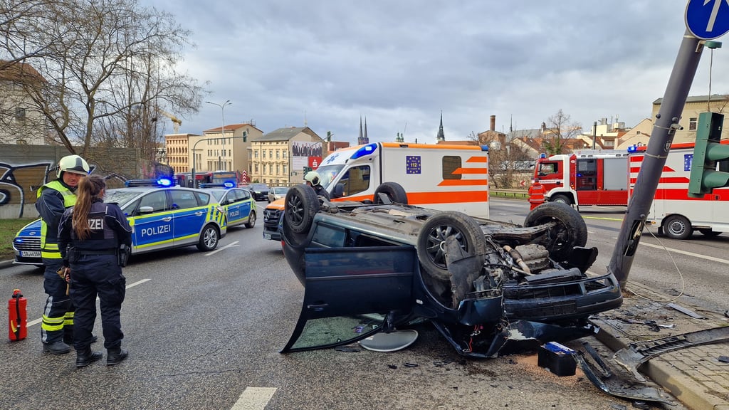 Ein Auto landete auf dem Dach.