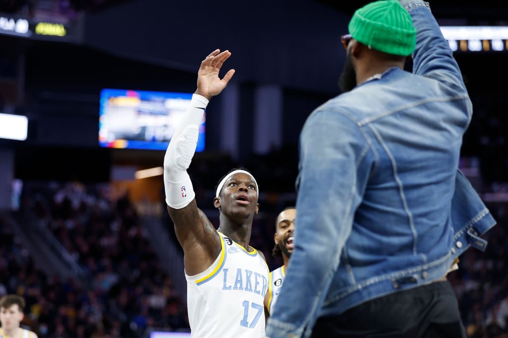 Dennis Schröder (17), Guard der Los Angeles Lakers, jubelt nach einem Treffer mit LeBron James (r).