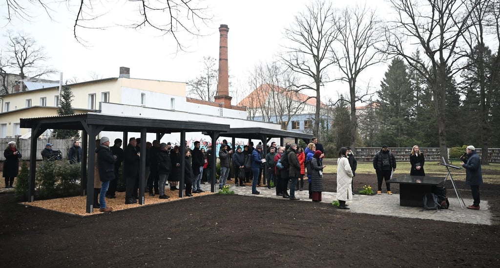 Pfarrerin Corinna Zisselsberger (2.v.r), Vorstandsvorsitzende des Evangelischen Friedhofsverbands, und Imam Osman Örs (r), Stiftung House of One, sprechen gemeinsam den Segen bei der Eröffnung eines muslimischen Begräbnisfeldes auf dem evangelischen Friedhof Emmaus.