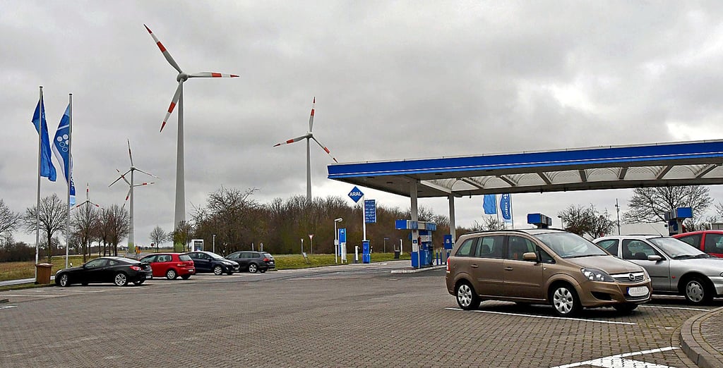 In der Nähe der Raststätte Lorkberg bei Uhrsleben stehen bereits Windräder. Jetzt gibt es einen Antragsteller, der auf dem Areal Photovoltaikanlagen errichten möchte. Eine Idee des Betreibers sei es – nach den Beschreibungen des Planers – am Rasthof auch Ladesäulen zu errichten.
